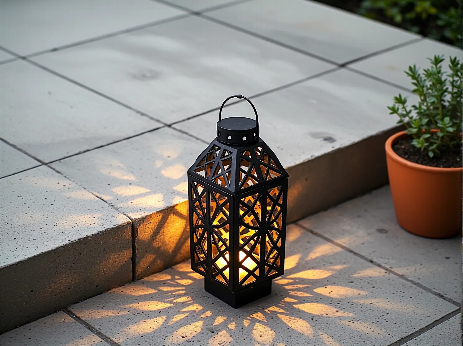 Dekoracyjne kule LED na drewnianym tarasie w stylu minimalistycznym wieczorem.