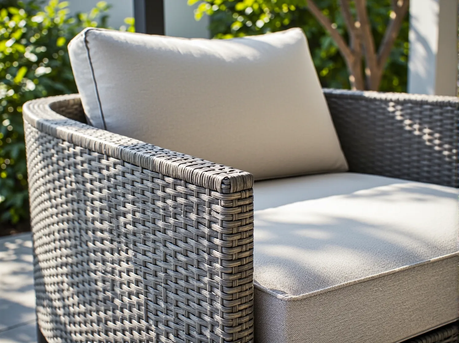 Drewniany stół i krzesła ogrodowe w otoczeniu zieleni. Wybór trwałych i stylowych mebli do ogrodu.