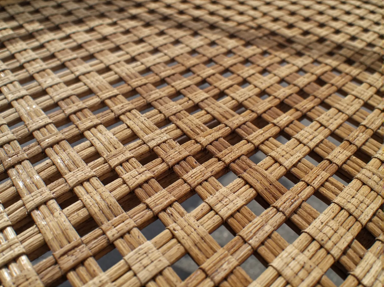 Czyszczenie krzesła rattanowego szczotką. Pierwszy krok do odnowienia mebli z rattanu.