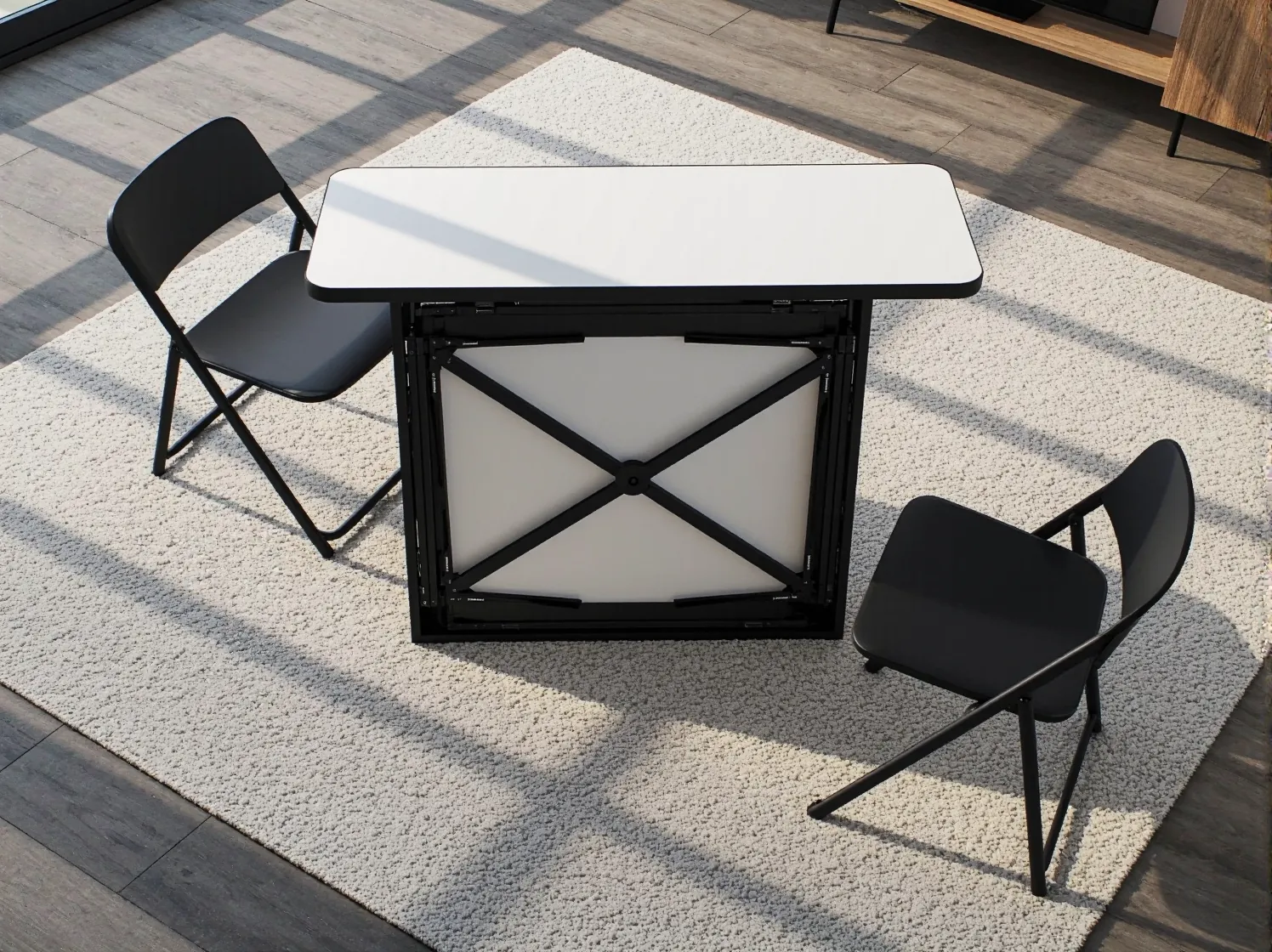 Stylowe krzesła tapicerowane w zestawie ze stołem składanym w stylu skandynawskim.