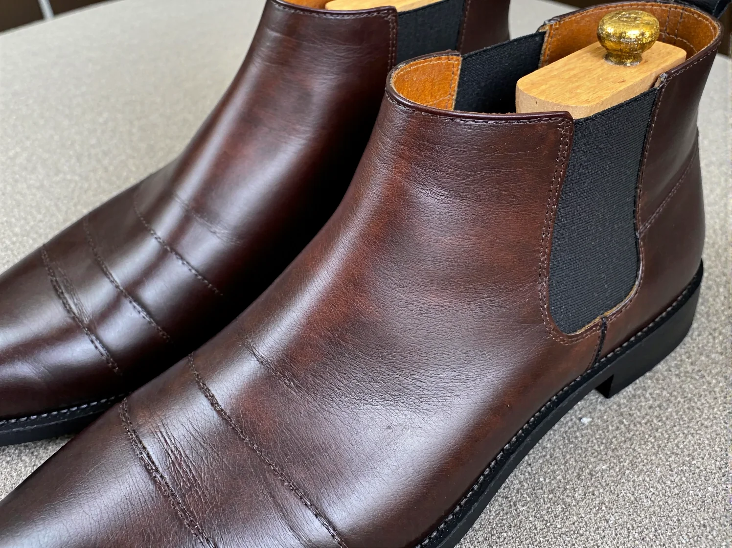 Kobieta piorąca ręcznie delikatny sweter. Odpowiednie pranie to klucz do dbania o ubrania.