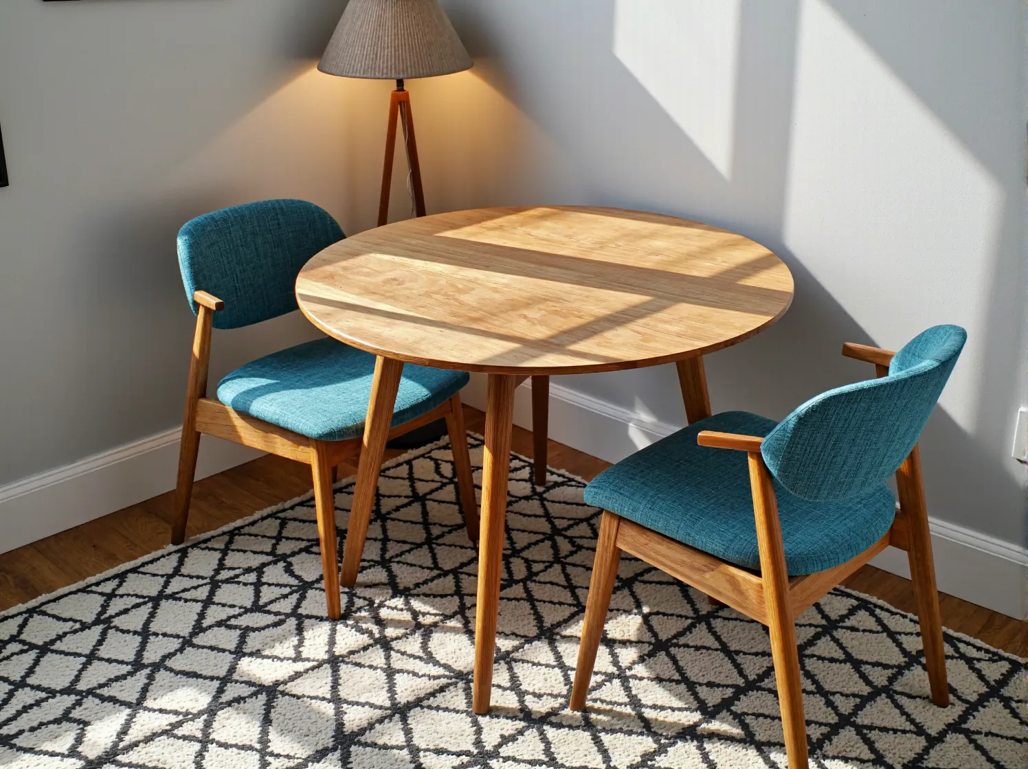 Mały, rozkładany stół do jadalni, który łatwo powiększyć dla gości w mikroapartamencie.