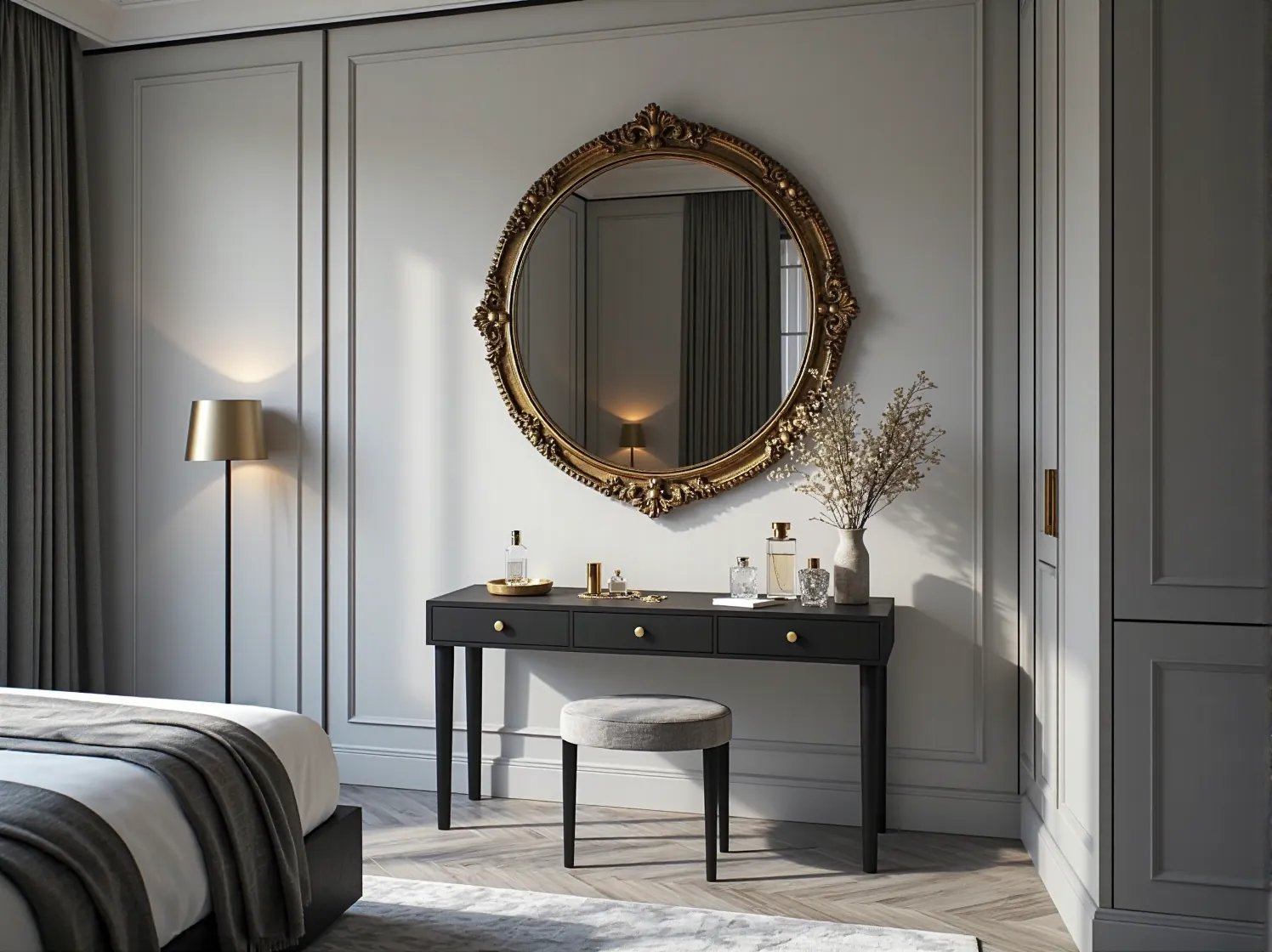 Jak dobrać dodatki glamour do nowoczesnego wnętrza? Złote lustro i kryształowa lampa w salonie.